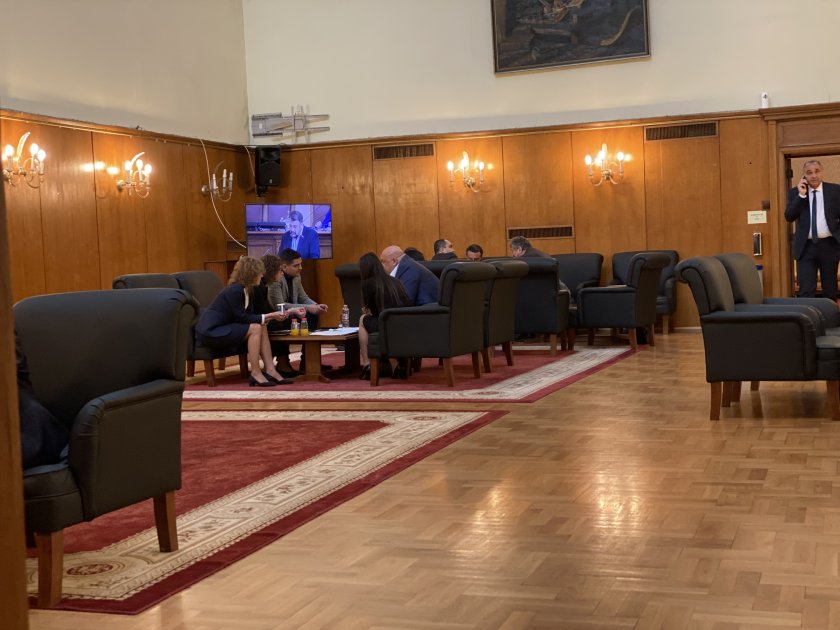 ГЕРБ-СДС и ПП-ДБ започнаха неформални преговори по секторни политики. Представители