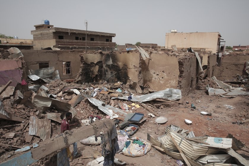 Продължава спешната евакуацията на чужденци от Судан. Обявеното във вторник