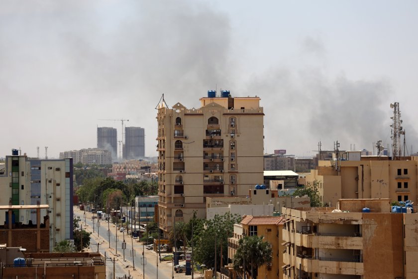 Евакуацията на дипломати и чужди граждани от Судан продължава. Страната