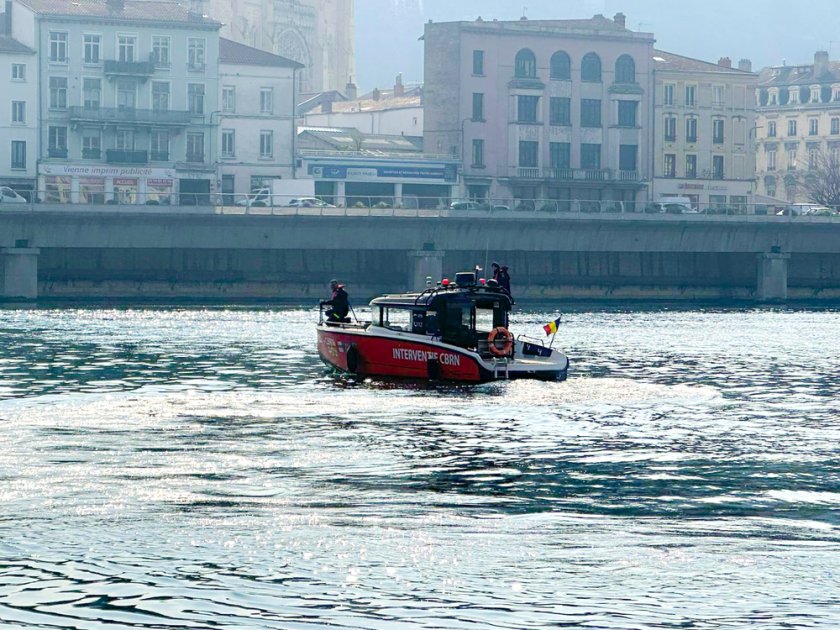 лодка души преобърна река румъния загинало дете