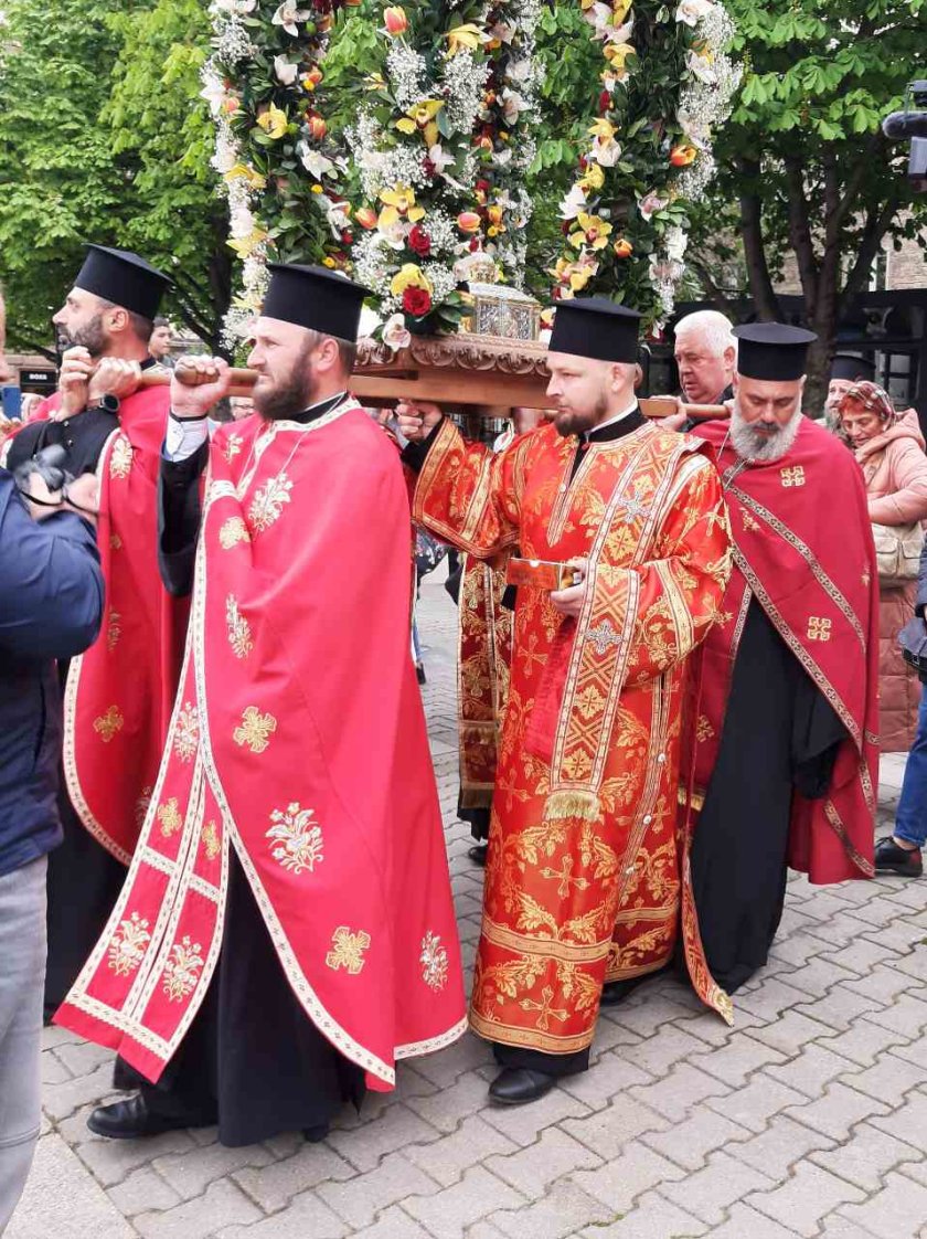Частица от мощите на Свети Георги пристигна в София.Десетки граждани