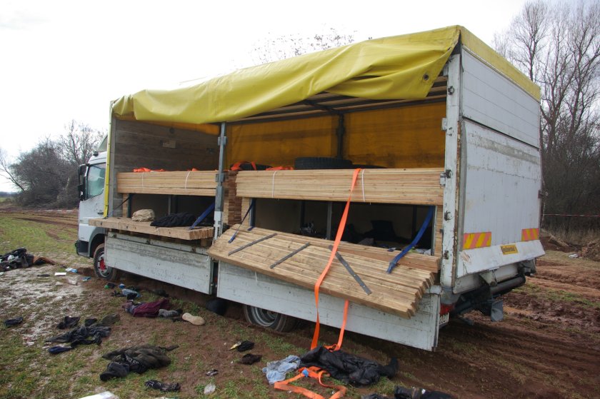 Мигрантите в камиона край Локорско са имали телефон в тайника