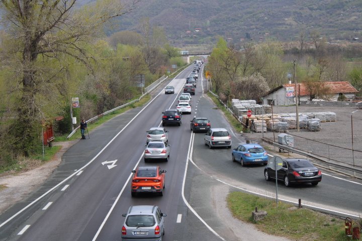 Засилва се движението по всички пътни артерии в Югозападна България.