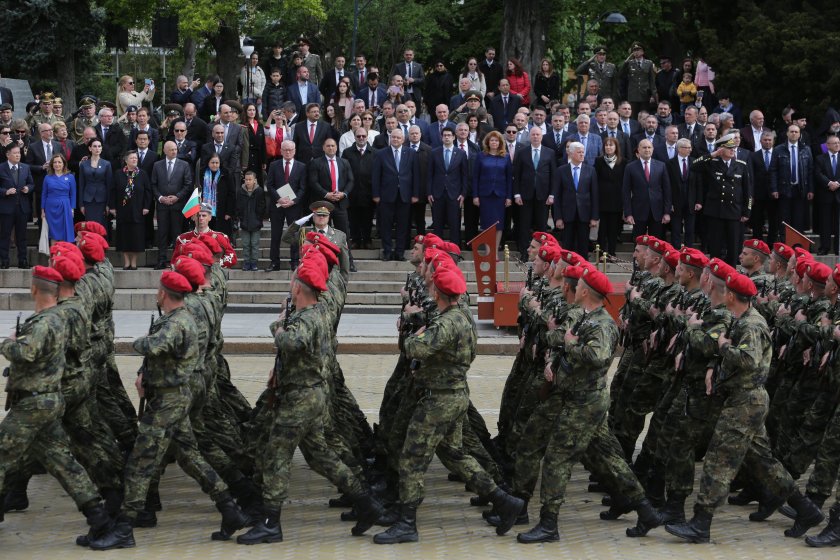 С военен парад и водосвет беше отбелязан Денят на храбростта (ОБЗОР)