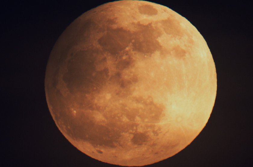 наблюдавахме второ годината лунно затъмнение снимки