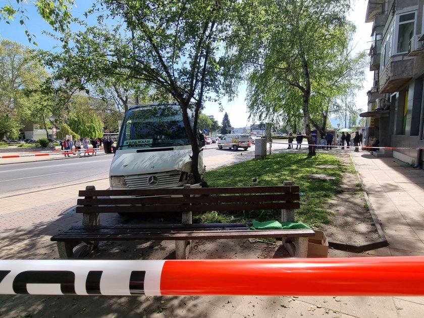 Автобус, превозващ пътници по направлението Кърджали - Хасково, катастрофира на