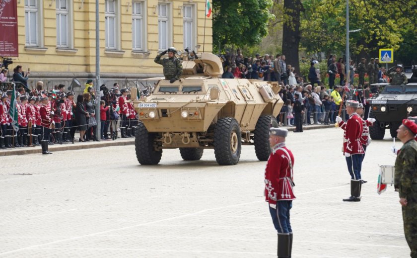 живо гледайте парада деня храбростта празника българската армия