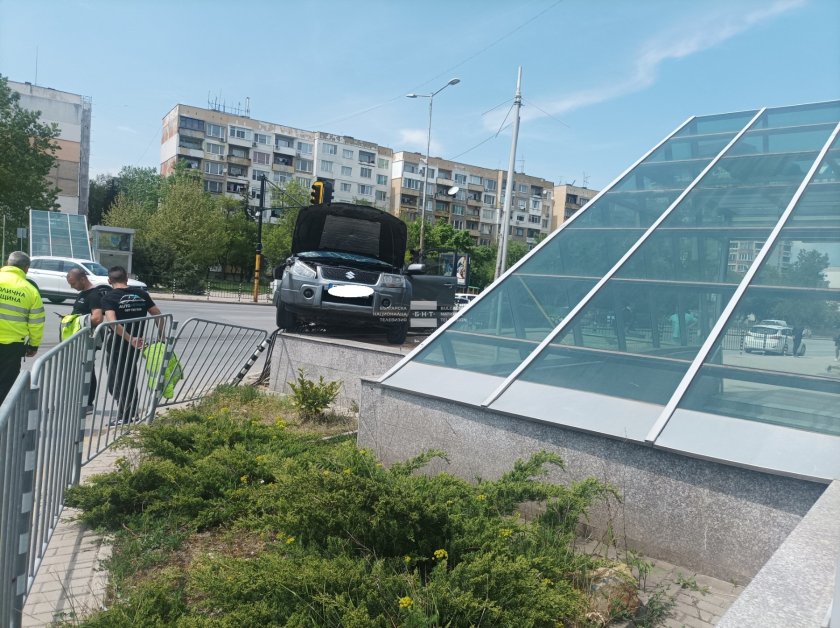 Зрелищна катастрофа след сблъсък на червен светофар в столичния квартал "Младост 2"