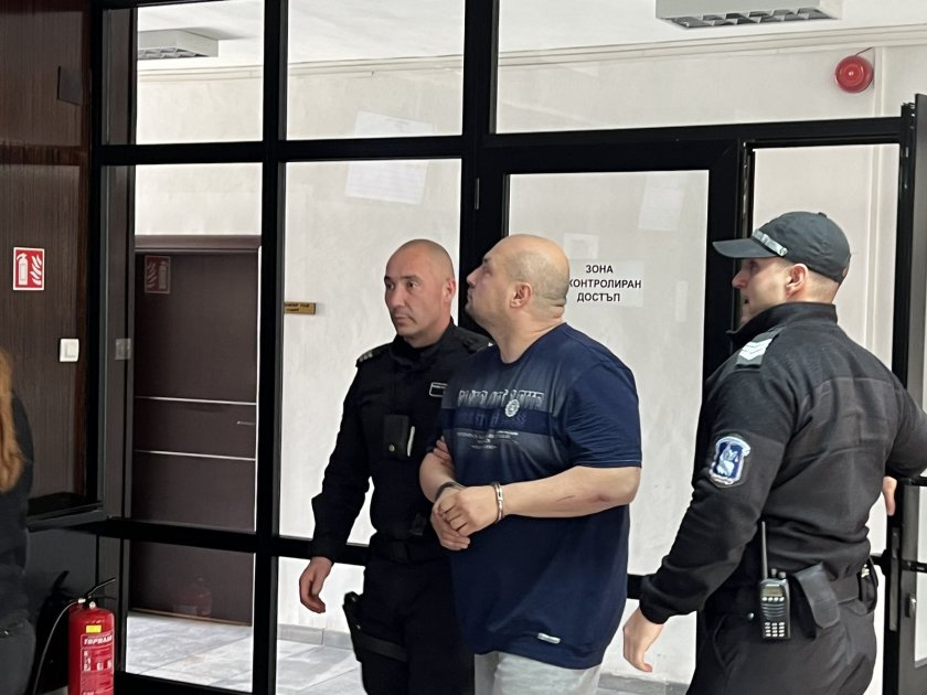 съдът благоевград остави ареста граничен полицай задържан искане подкуп