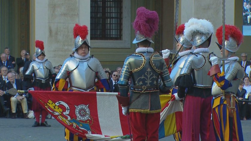 На внушителна церемония във Ватикана 23-ма нови швейцарски гвардейци положиха