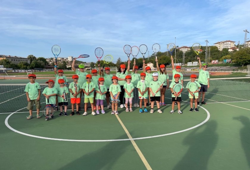 девета поредна година програмата тенисът спорт всички осигурява безплатни уроци деца години
