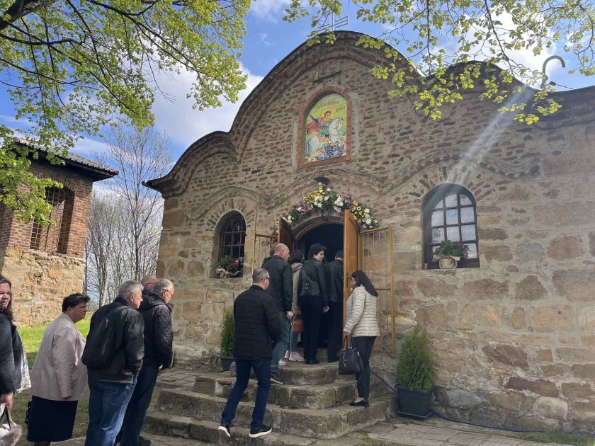 Перничани се поклониха пред мощите на Свети Георги