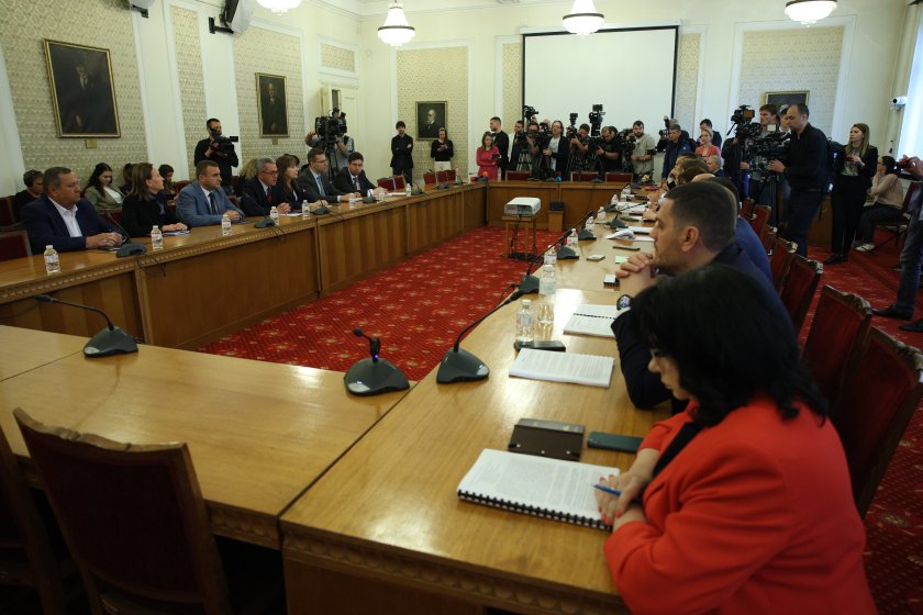 Преди връчване на първия мандат за съставяне на редовен кабинет,