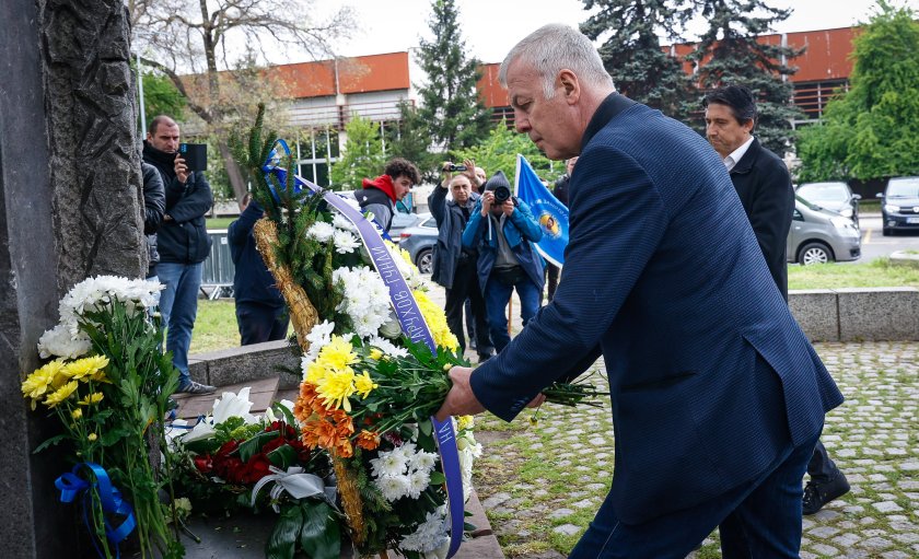 Мажоритарният собственик на Левски Наско Сираков бе сред първите, които