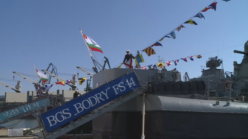 Церемонията по разцветяване на бойните кораби за Деня на храбростта
