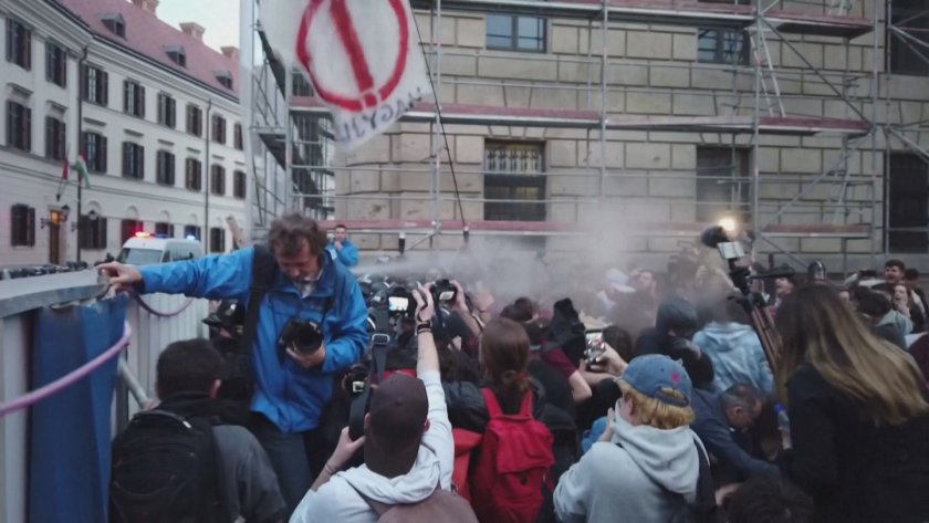 сълзотворен газ ученици протест унгария