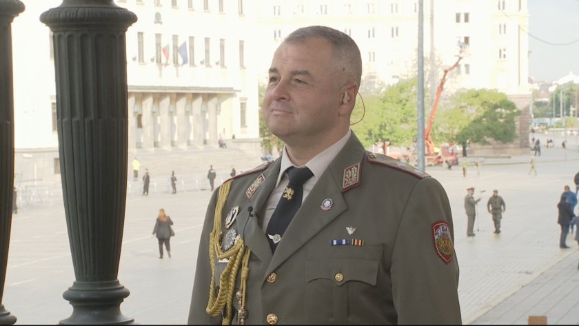 Командирът на Сухопътни войски генерал-майор Деян Дешков командва парада за