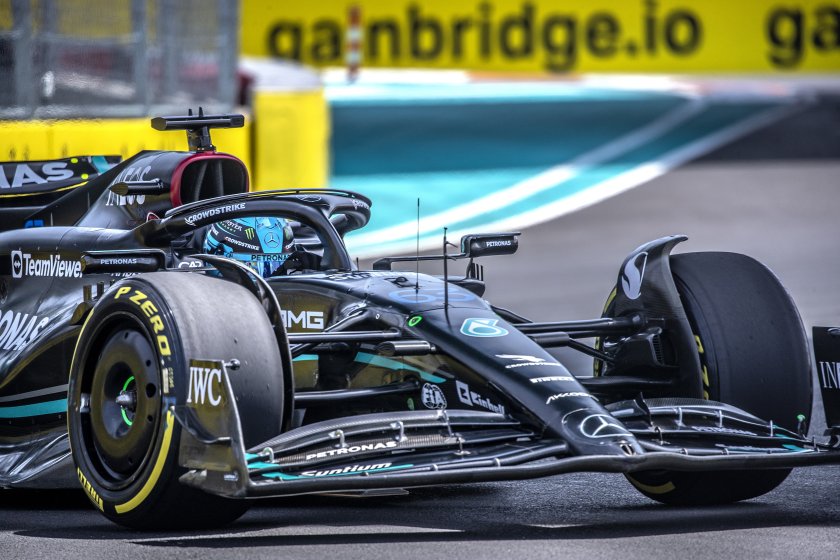 Джордж Ръсел победи съотборника си Люис Хамилтън, а двата болида