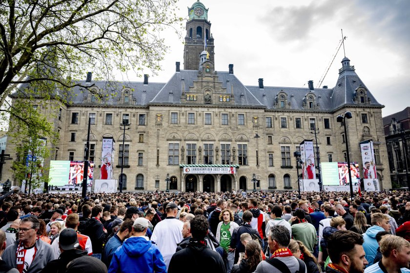 100 хиляди фенове празнуваха шампионската титла фейенорд кметството ротердам