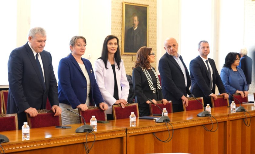 Номинираната за премиер от ГЕРБ-СДС Мария Габриел, заедно с представители