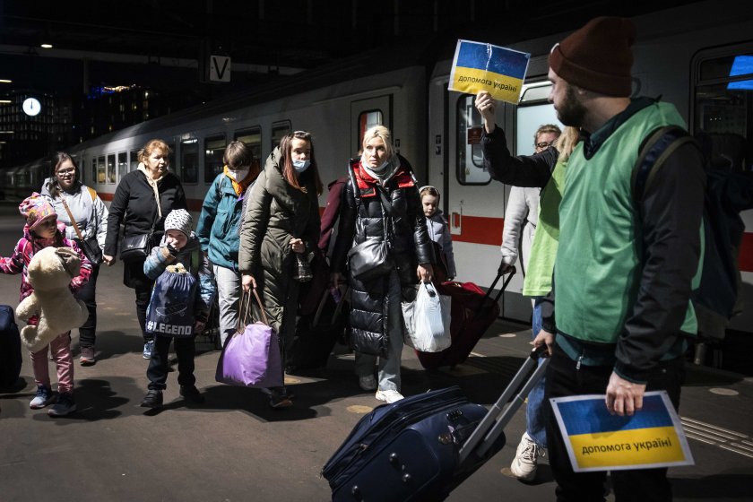 настанени украинските бежанци страни какви помощи получават
