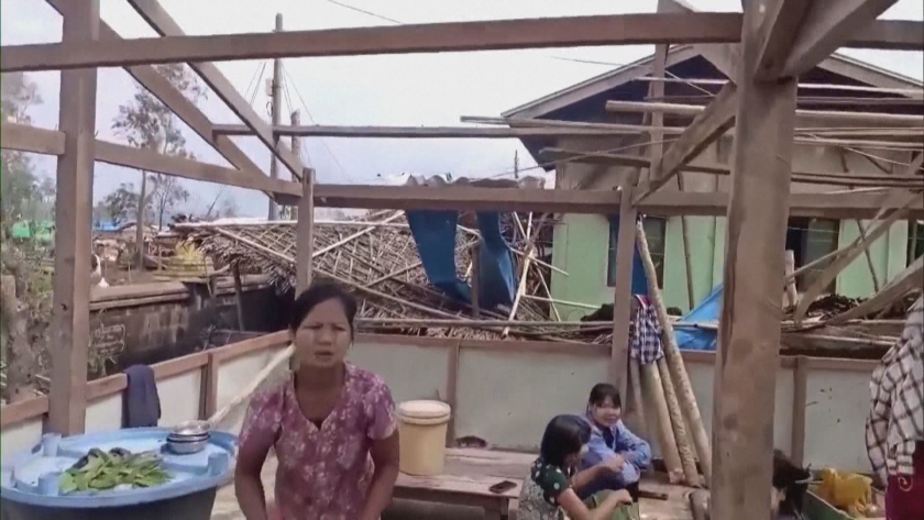 Спасители са евакуирали над 1000 души, блокирани от придошли морски