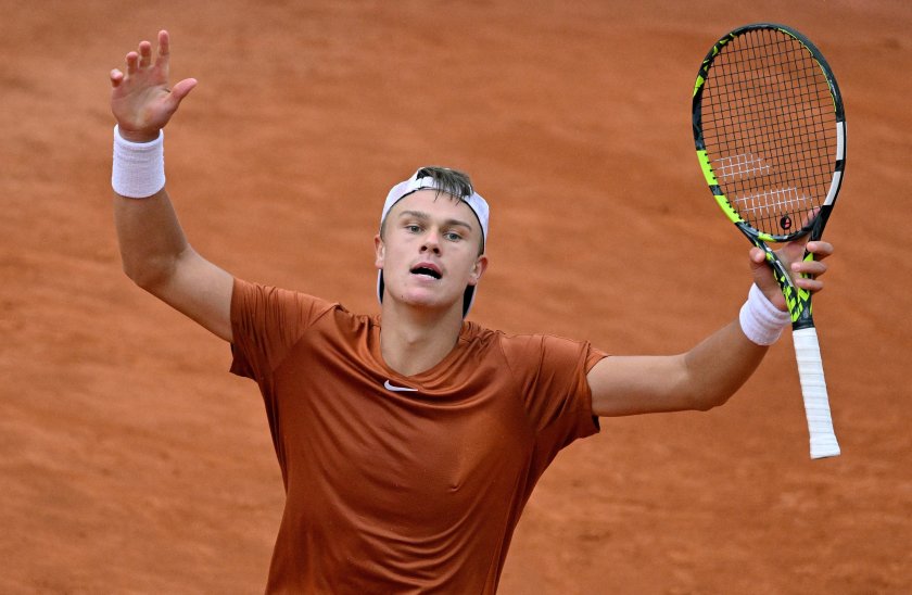 Датският тенисист Холгер Руне детронира елиминира Новак Джокович в четвъртфиналите