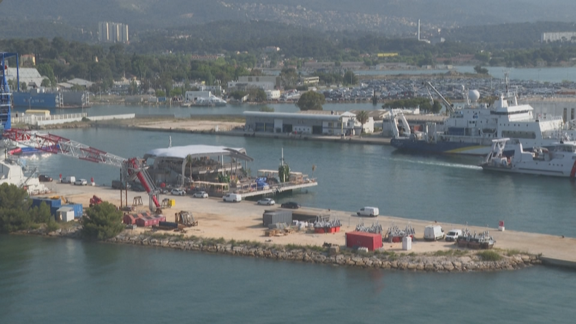 Отхвърлян от еколози частен плаващ плаж пристигна на Лазурния бряг