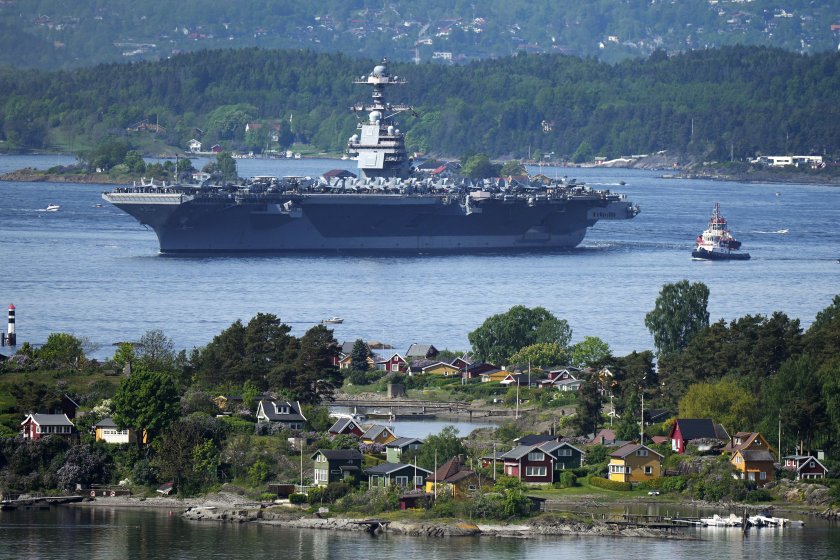 големият военен кораб света пристигна норвегия снимки