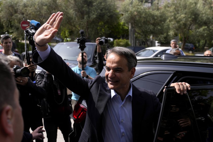 Нова демокрация изненадващо е близо до абсолютно мнозинство в гръцкия