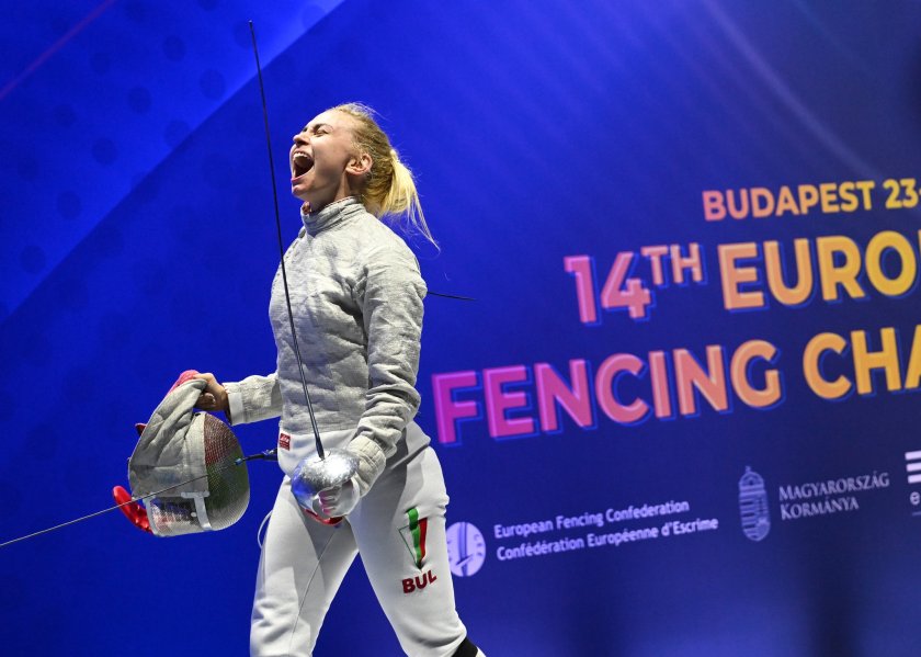 Министър Весела Лечева поздрави Йоана Илиева след златния медал на сабя на европейското по фехтовка до 23 г.