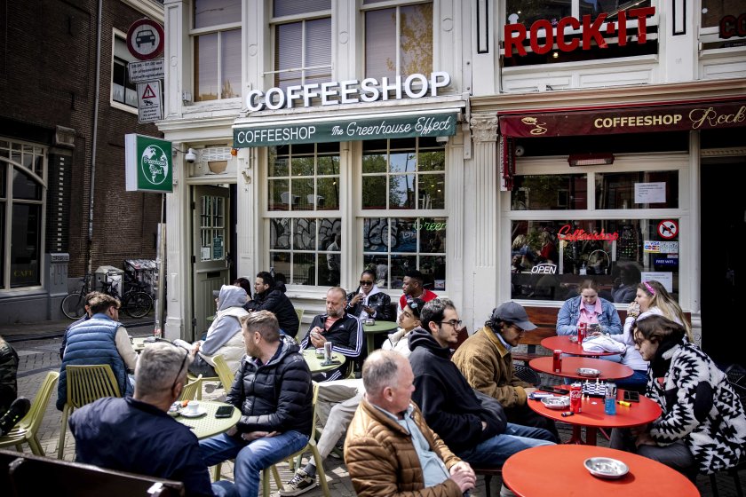 влиза сила забараната пушене канабис извън квартала червените фенери амстердам