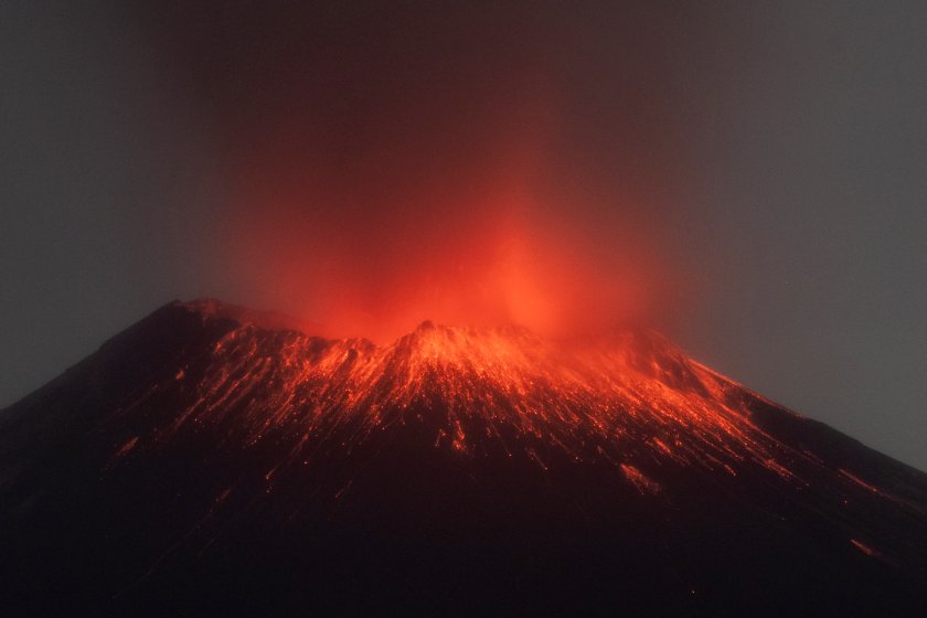 Мексиканският вулкан Попокатепетъл изригна газ, дим и пепел. Това принуди