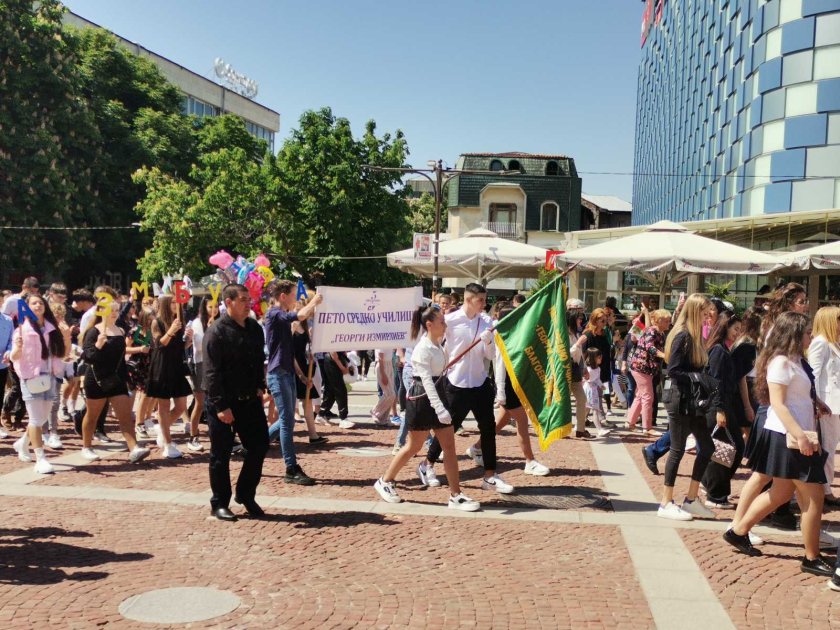 парад училищата благоевград отбелязва празника града снимки