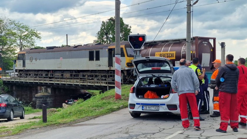 Мъж загина на място, блъснат от товарен влак в Казанлък