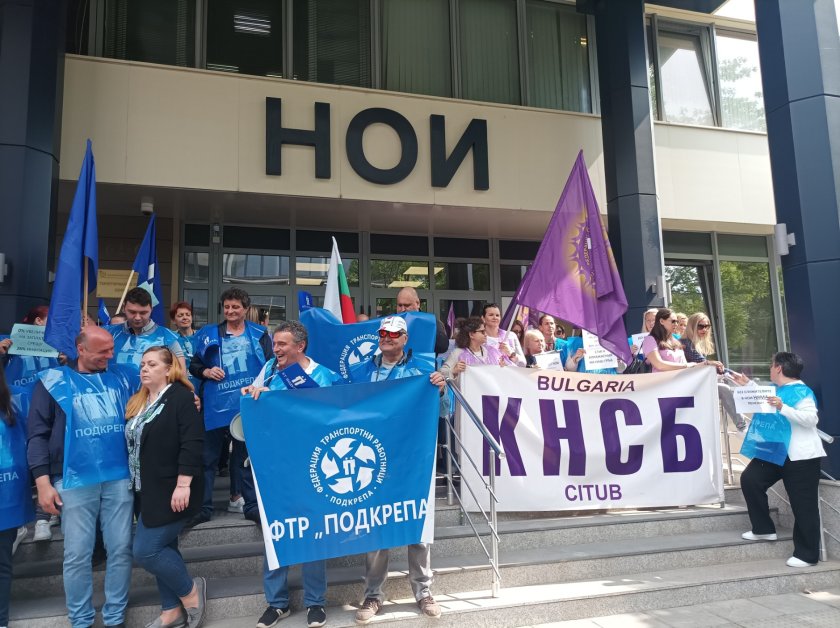 Предупредителна стачка в НОИ. Служители на института от цяла България