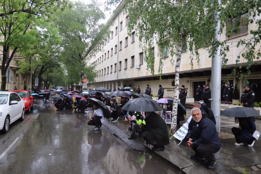 Втора поредна неделя близки на жертви при катастрофи ще излязат