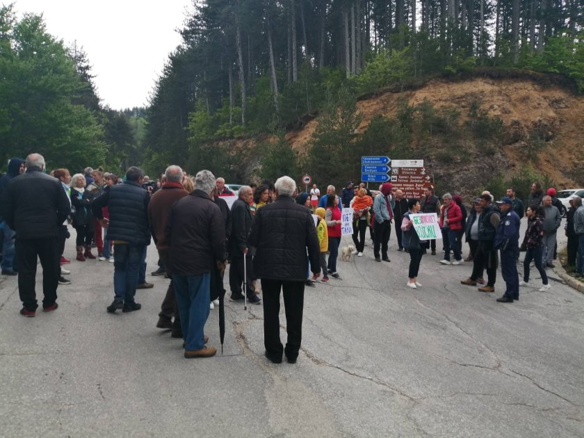 Протест блокира пътя Смолян - Рудозем. Хората недоволстват от лошото