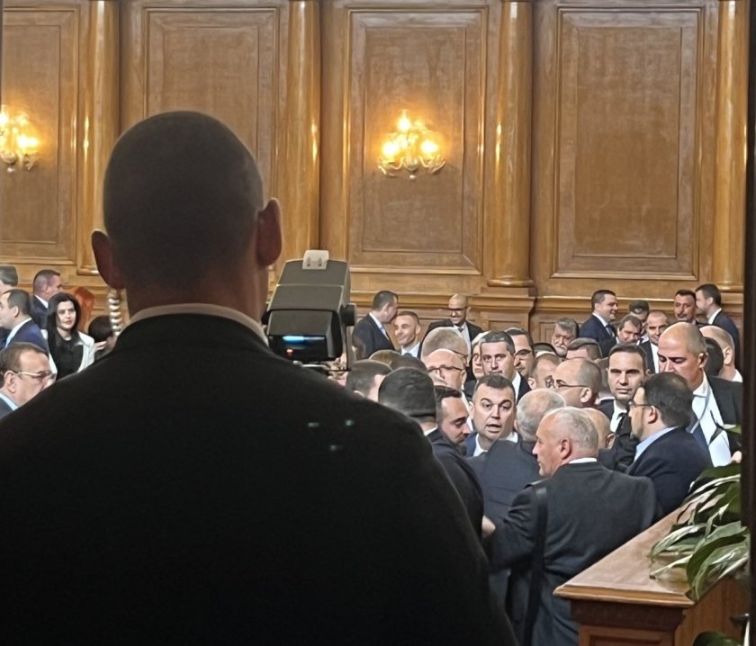 До бой се стигна в пленарната зала по време на