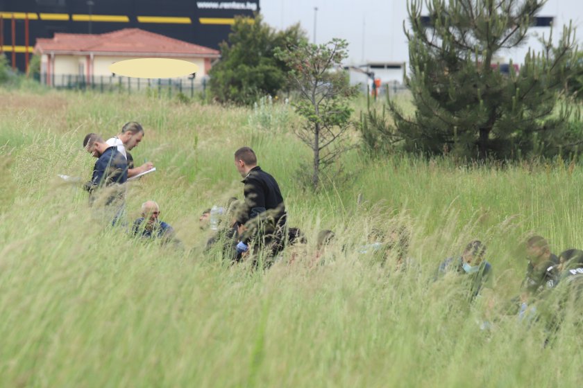 Столични полицаи задържаха 48 чужди граждани и двама българи, превозвали