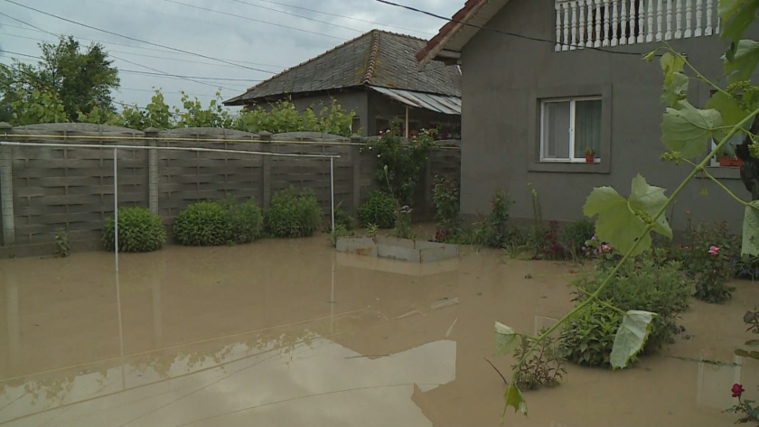 Наводнения в Румъния. Десетки домове бяха наводнени след проливни дъждове