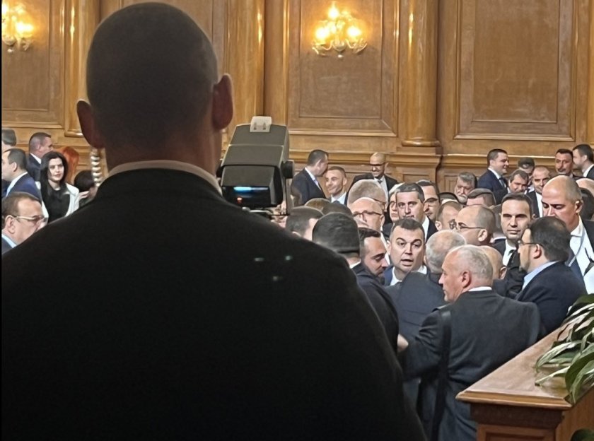 До бой се стигна в пленарната зала по време на