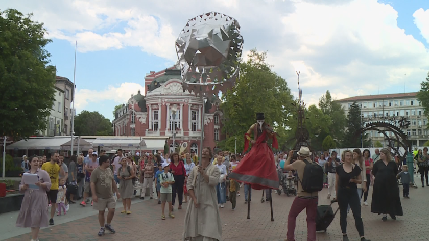 Приказен уличен парад зарадва децата във Варна.Актьорите от чешкия театър