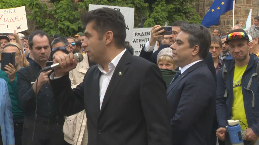 Кирил Петков и Асен Василев на протеста пред президентството