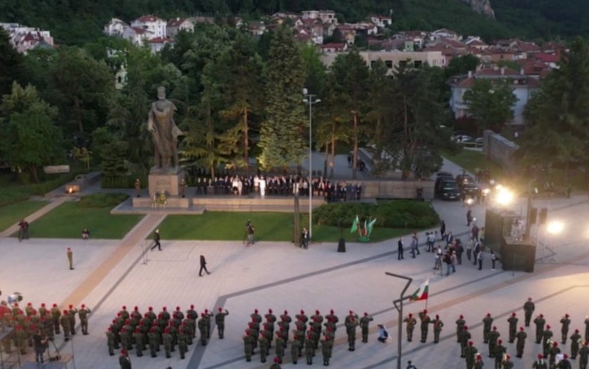 Във Враца се провежда тържествена заря-проверка в почит на паметта