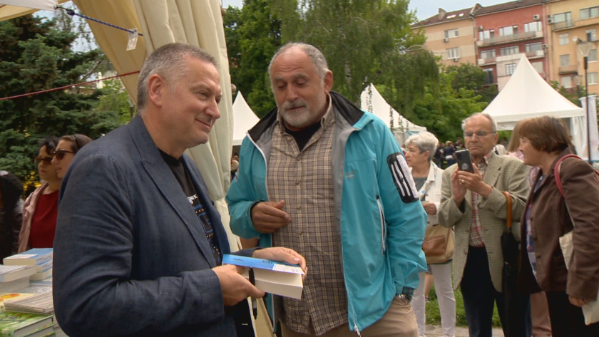 Невиждана опашка от хора се изви на третия ден от