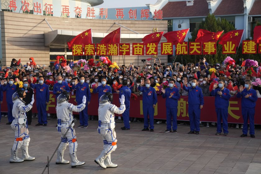 От Северозападен Китай трима тайконавти бяха изпратени на космическа мисия.За