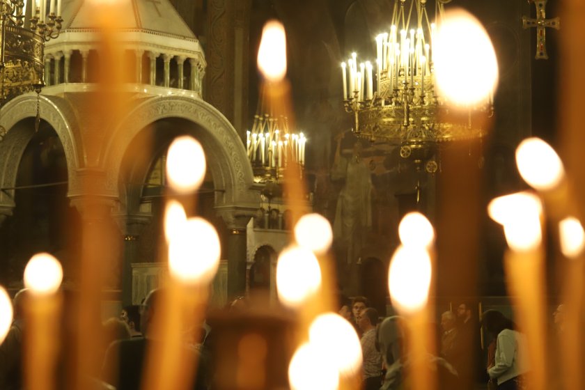 Българската православна църква отбелязва Петдесетница - рождения ден на Христовата