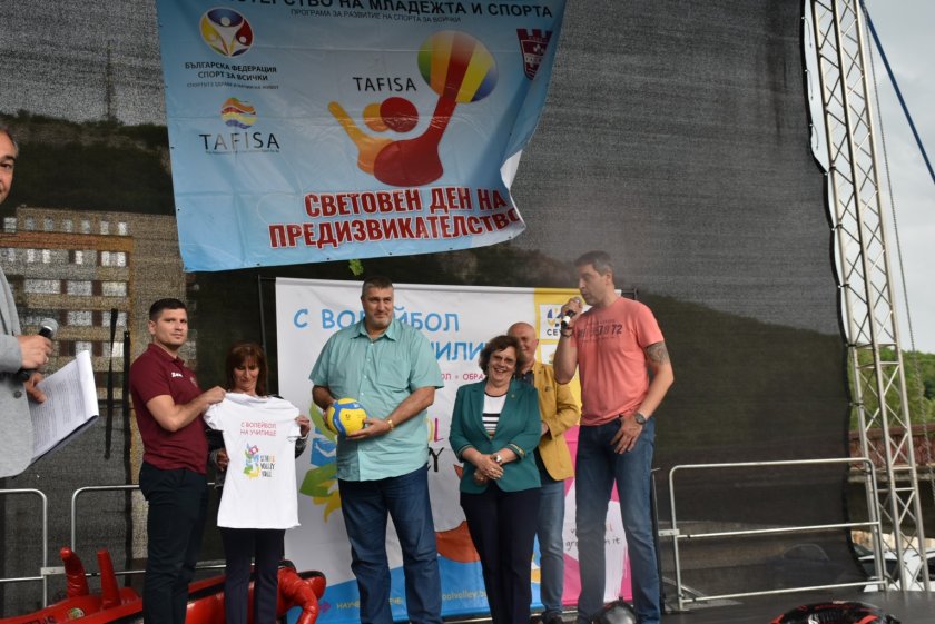 Проектът С волейбол на училище на Българска федерация волейбол (БФВ)