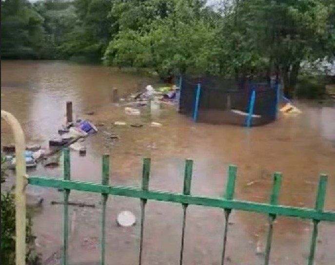 Наводнение в ботевградското село Врачеш. Наводнени са къщи, на място